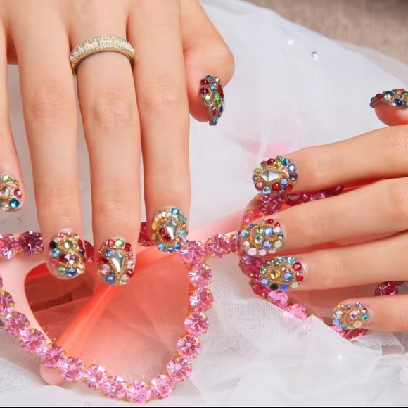 Lovful K21 Press-On Full Crystal Bling Almond Shape Reusable Short Fake Nails - Picture 2 of 6